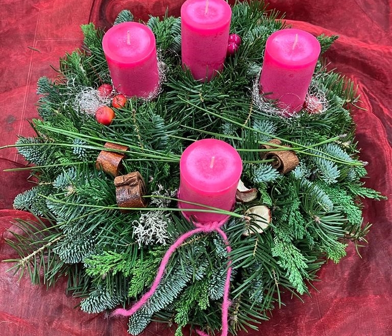 Adventkranz-mit-pinken-Kerzen