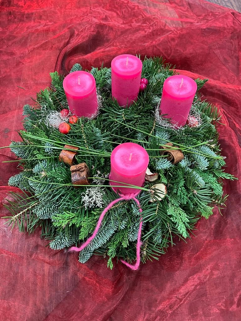 Adventkranz mit pinken Kerzen