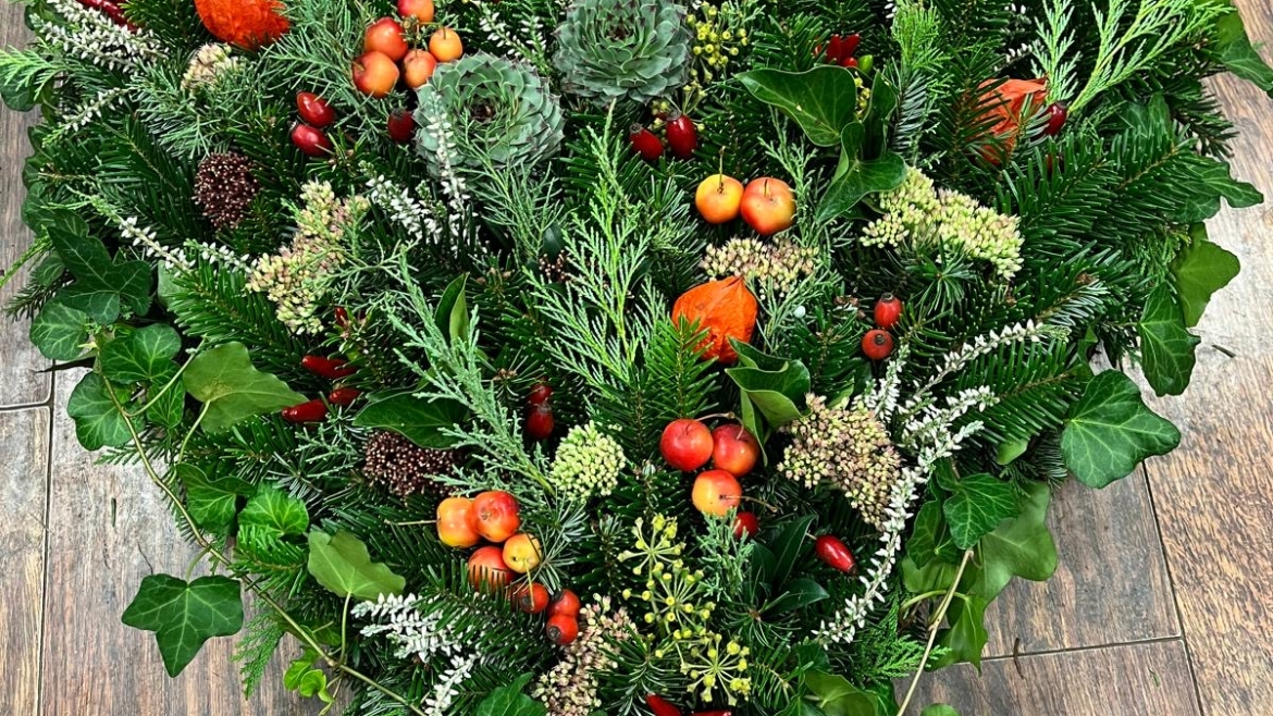 Herzförmiges Allerheiligengesteck in orange